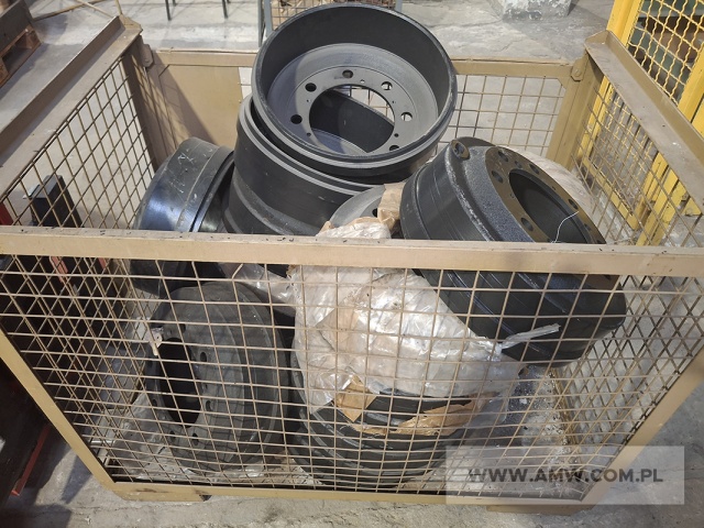 Części zamienne i akcesoria do pojazdów ZIŁ 130 - pakiet zawierający 154 poz. asort. (wg oddzielnego wykazu), w tym m.in.: przekładnie boczne, pompy wody, komplety remontowe silnika, bębny hamulca itp. 